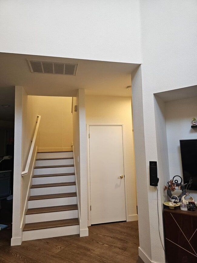 Building Photo - Modern 3BD/3BA Townhouse in Prime Union Ci...