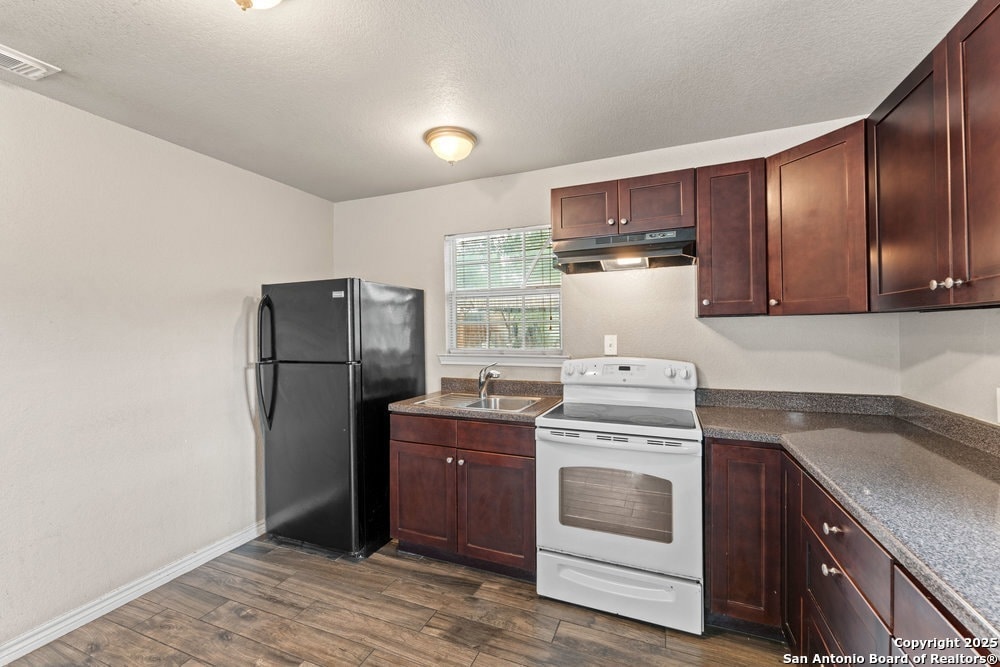 Building Photo - 315 Pool Dr