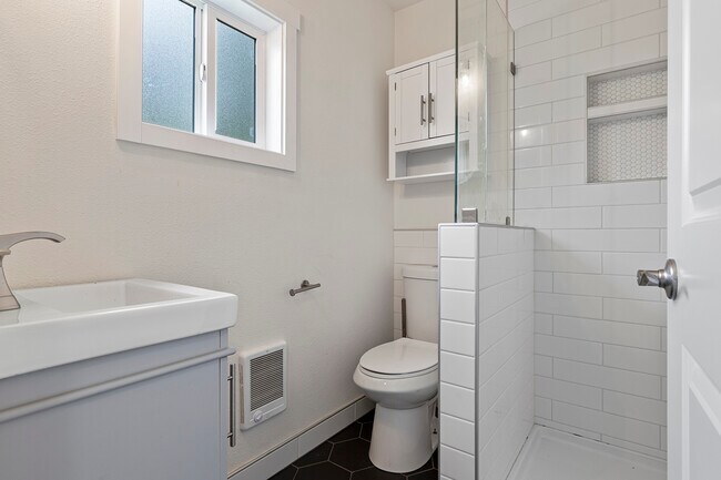 Building Photo - 6629 S Pine St