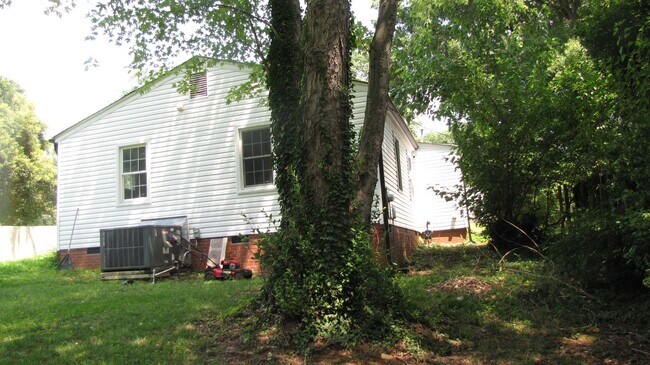 Building Photo - Charming 3 Bedroom, 1 Bathroom Home