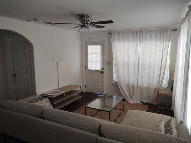 Building Photo - 2 bedroom 1 bath house