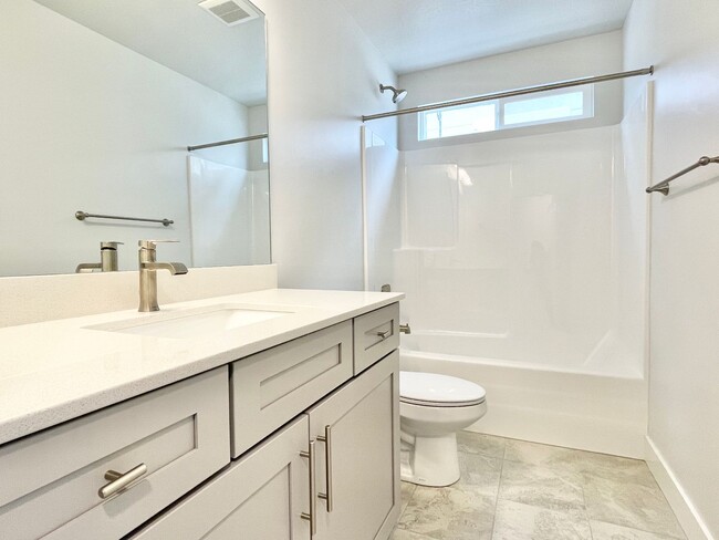 Building Photo - Sleek Townhome at Mountain Ridge!