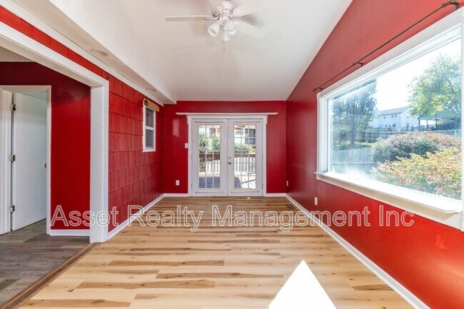 Building Photo - 1817 Sedgewick Dr