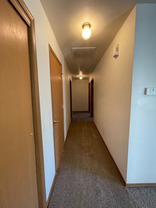 Building Photo - 3 bed 2 bath rancher with master en-suite & RV parking