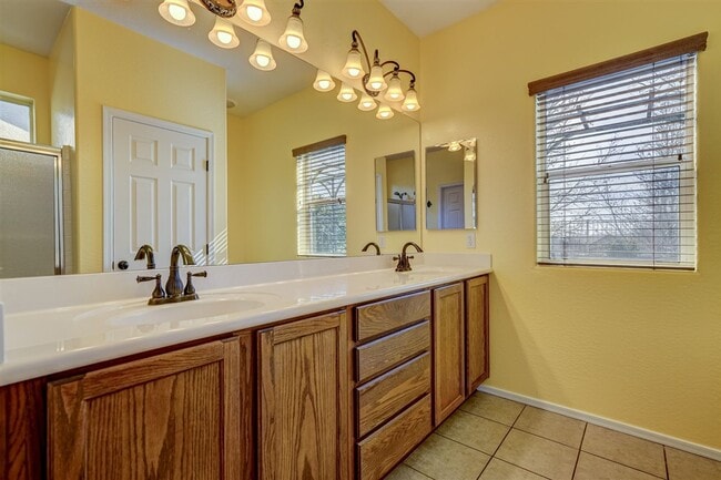 Building Photo - 4 bedroom, 2 bath Home in Quailwood