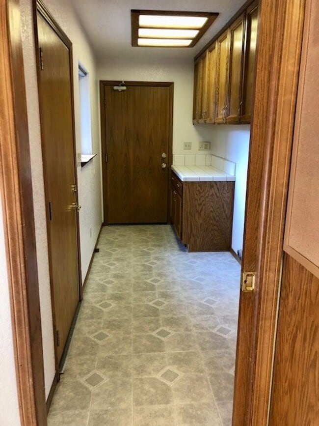 Building Photo - Spacious 4 bedroom 3 bath home in Folsom