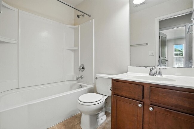 Building Photo - WONDERFUL TOWNHOUSE IN CARY-3 BEDROOMS 2 1...