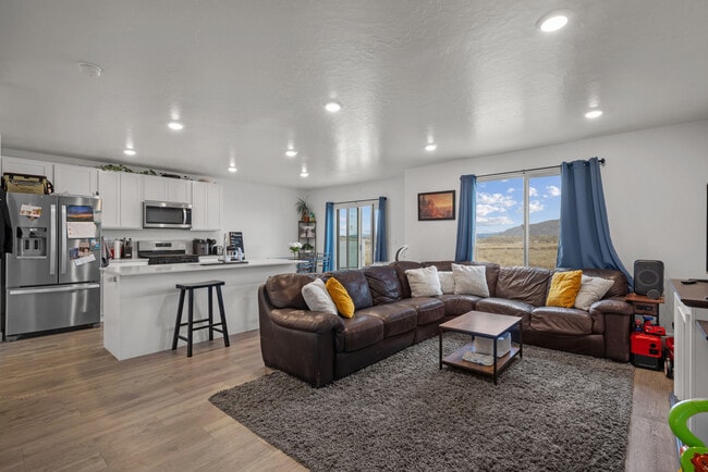 Building Photo - 988 W Broadleaf Dr