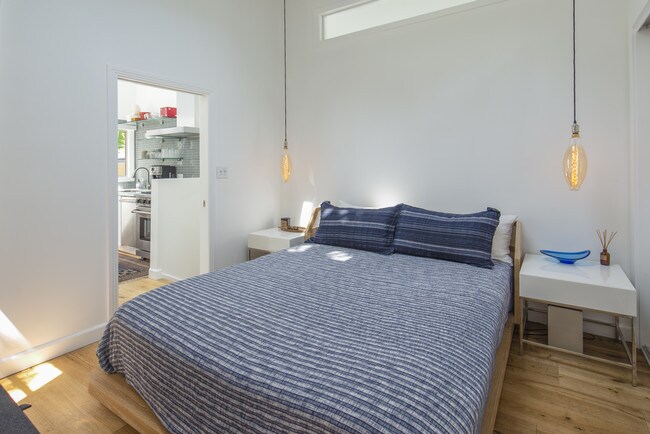 Designer lighting and skylight - 6122 Glen Tower St