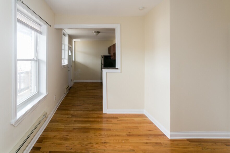 Building Photo - 4431 N Wolcott Ave