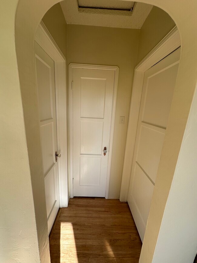 Building Photo - 914 E 68th St