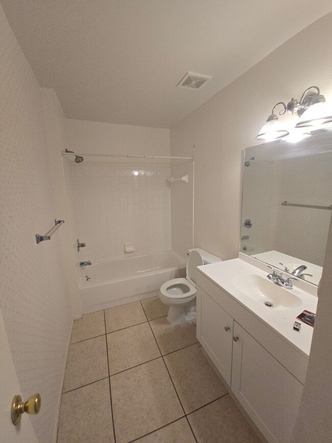 Building Photo - 2 Bedroom 2 Bath Apartment with amenities