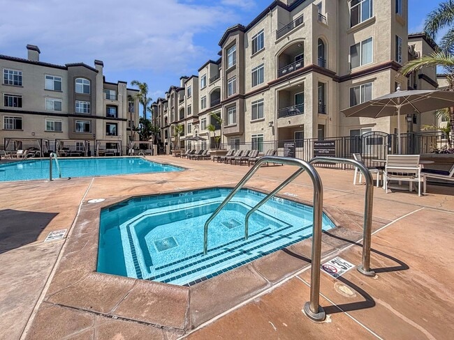 Building Photo - Stunning 2BD/2BA Condo in La Jolla W/ W/D,...