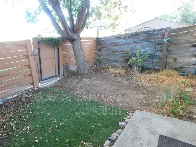 Building Photo - 563 E Good Hope Cir