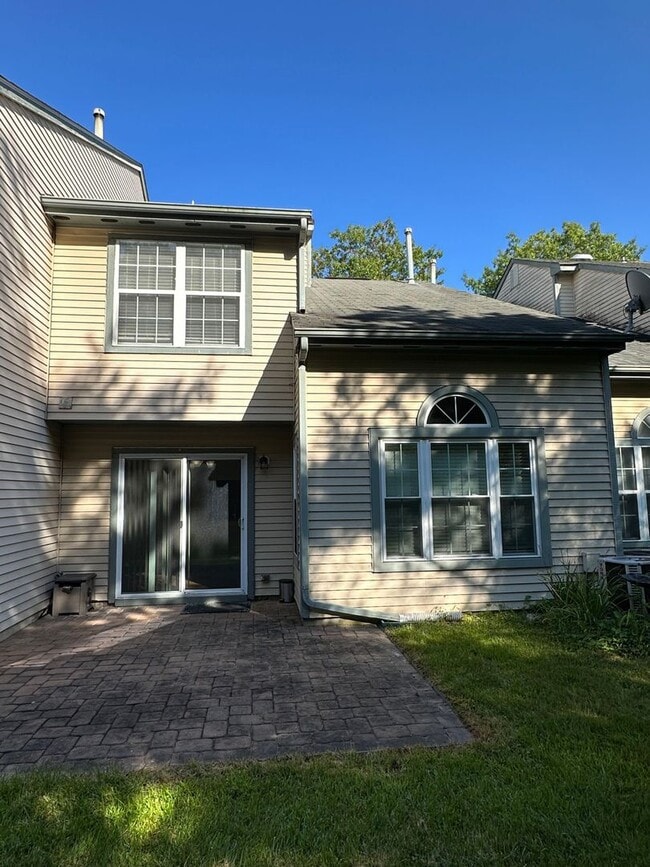 Building Photo - 3BR/2.5BA Townhome with garage