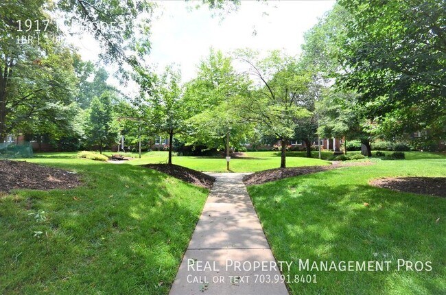 Building Photo - Rare Sun-Drenched Courthouse Metro End Unit!