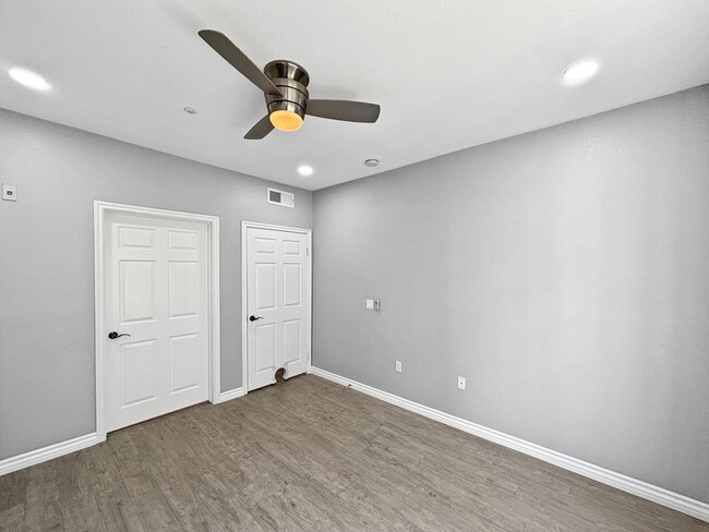 Building Photo - Stunning 2BD/2BA Condo in La Jolla W/ W/D,...