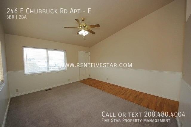 Building Photo - Large Apartment with Gorgeous Vaulted Ceil...