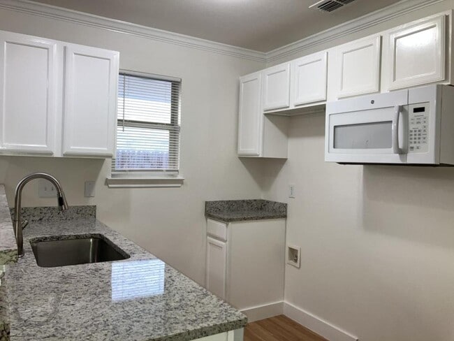 Building Photo - 1208 Village Garden Dr