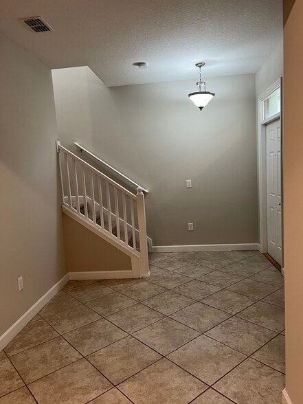 Building Photo - 923 Terra Vista St