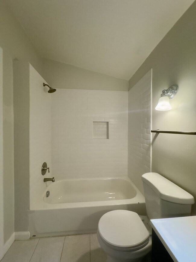 Building Photo - Charming 2 Bedroom/2 Bathroom Townhome in Barre Circle, MD!