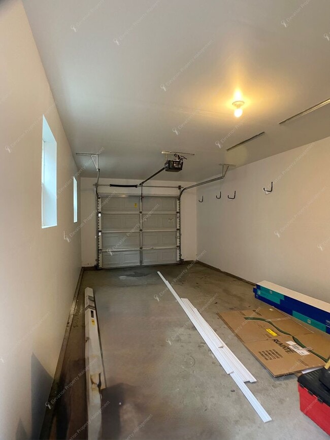 Building Photo - Bright 3 BR - 3 BA Townhouse in Redmond