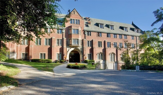 Building Photo - 403 Chateau Rive