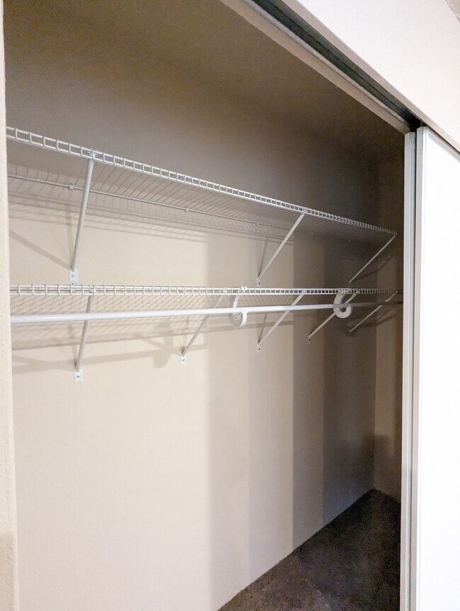 Building Photo - Charming 1 Bedroom Apartment w/ Deck Overl...