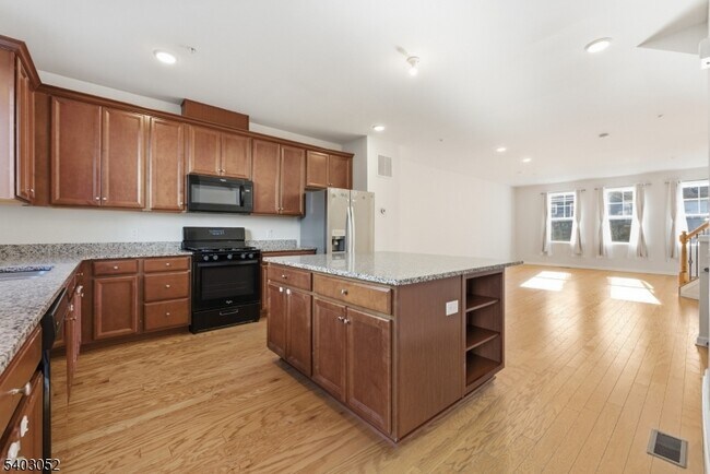 Building Photo - 38 Bond St