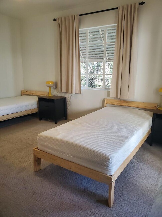 Building Photo - 1520 W Encanto Blvd