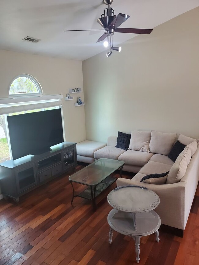 Building Photo - Deep Creek