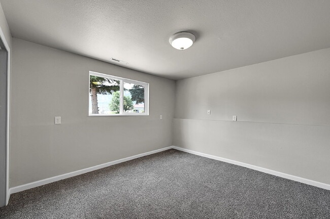 Building Photo - $1,850, 4 bed, 2 bath, located on Colorado...