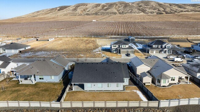 Building Photo - Generational suite w/separate entrance!