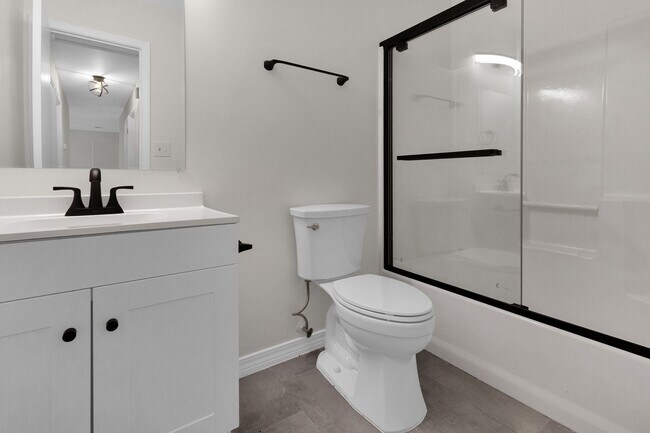 Building Photo - 3 Bedroom in Crestview!!