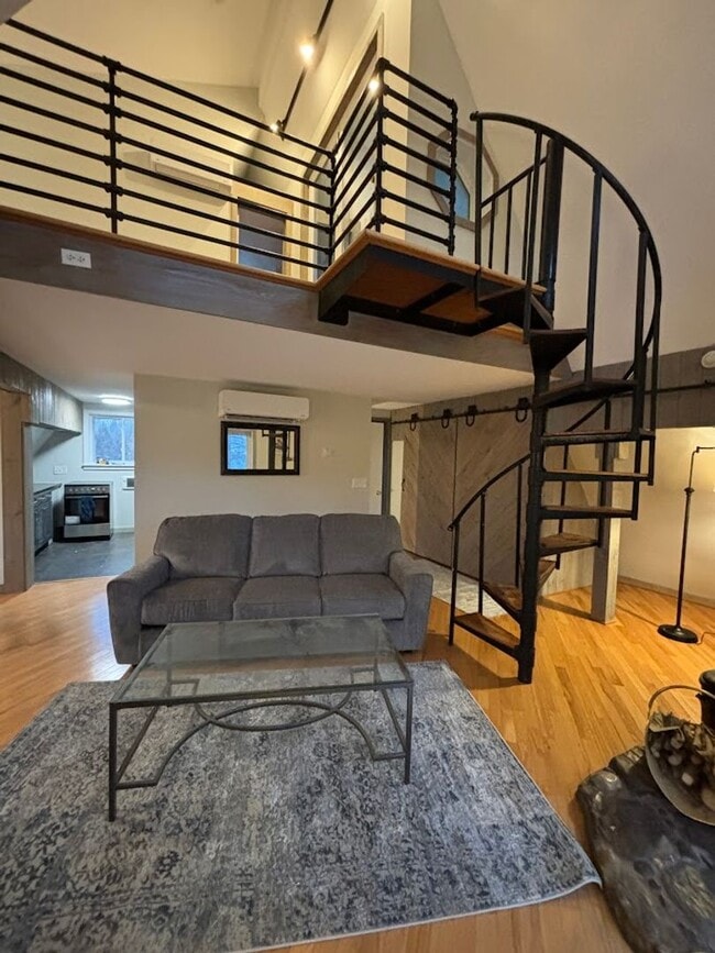 Building Photo - Renovated Spectacular Lakefront Carriage H...