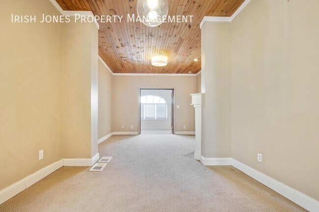 Building Photo - 2829 South Park Ave