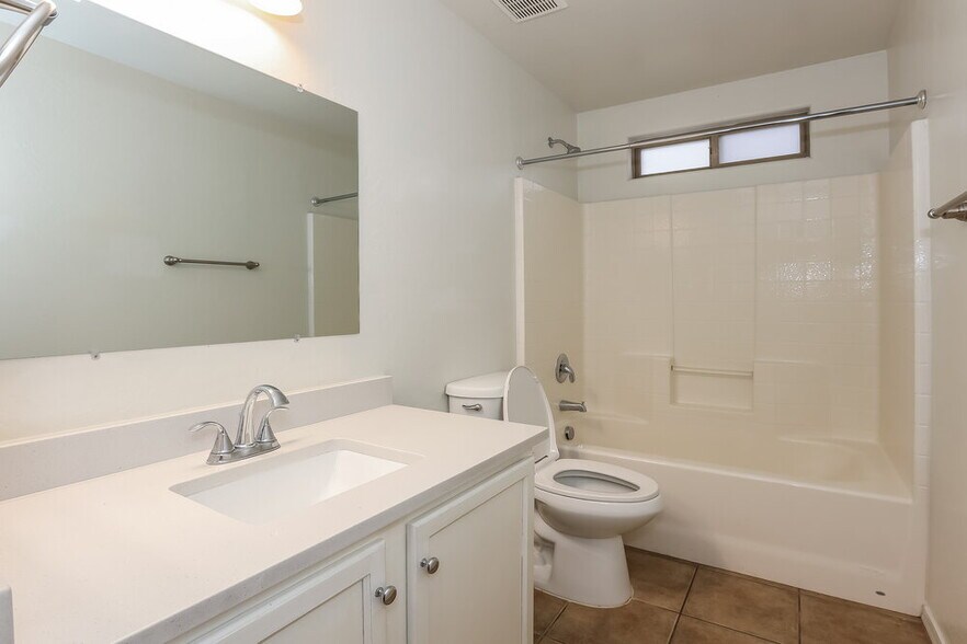 Building Photo - 41386 N Cambria Dr