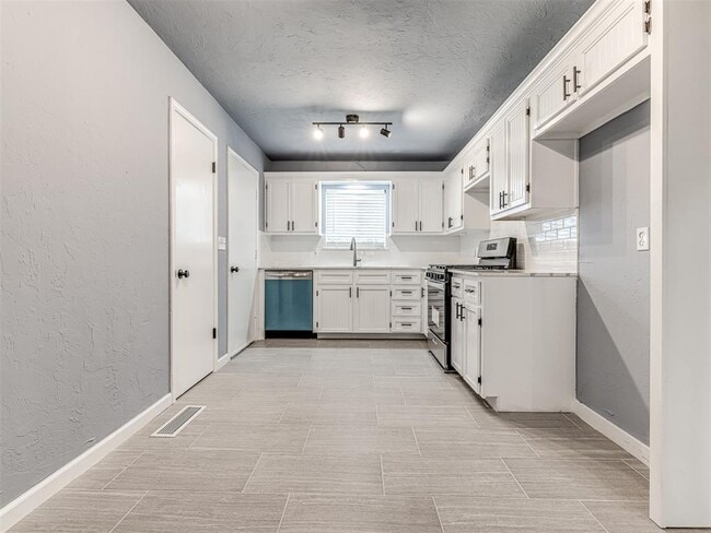 Building Photo - 14008 Gateway Dr