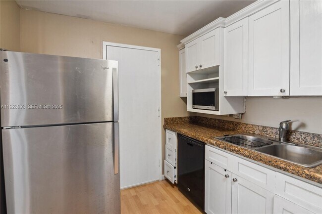 Building Photo - 401 Golden Isles Dr