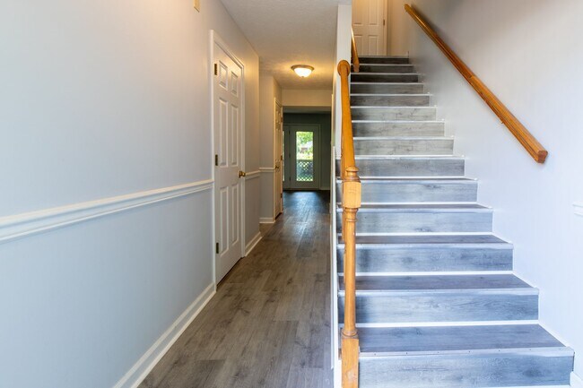 Building Photo - 3 story 2 bed 1.5 bath condo with large ga...