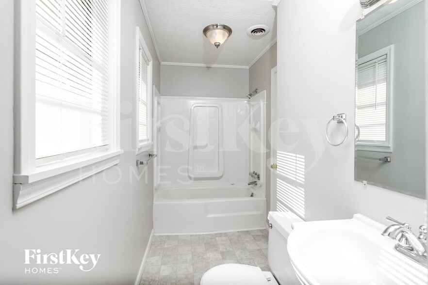 Building Photo - 5562 Hood St