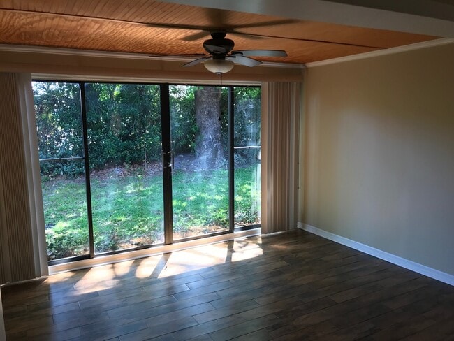 Building Photo - FABULOUS 3/2.5 Townhome In Wonderful Lake ...