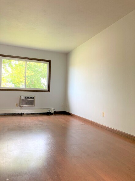 Living Room - 318 E Brown St