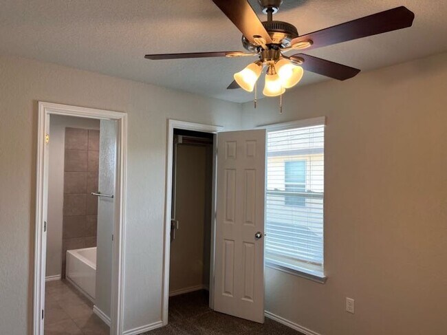 Building Photo - Best Duplex Community in Seguin