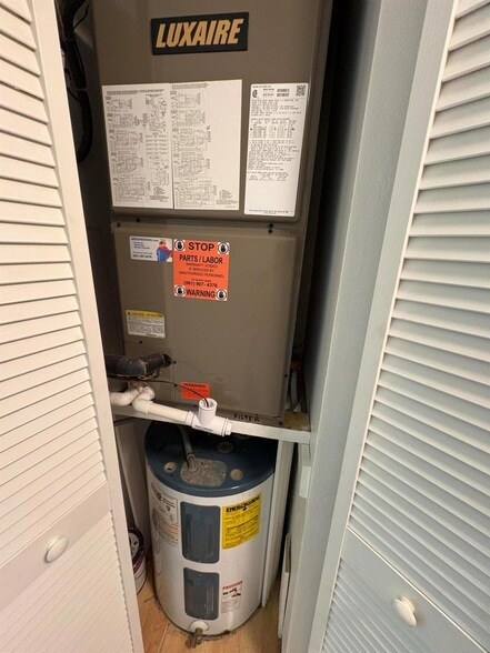 Building Photo - 102 Stratford N