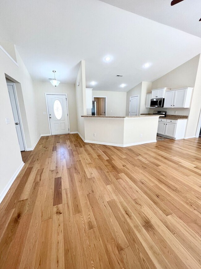 Building Photo - Beautiful home in Woodland Lakes! Extended...