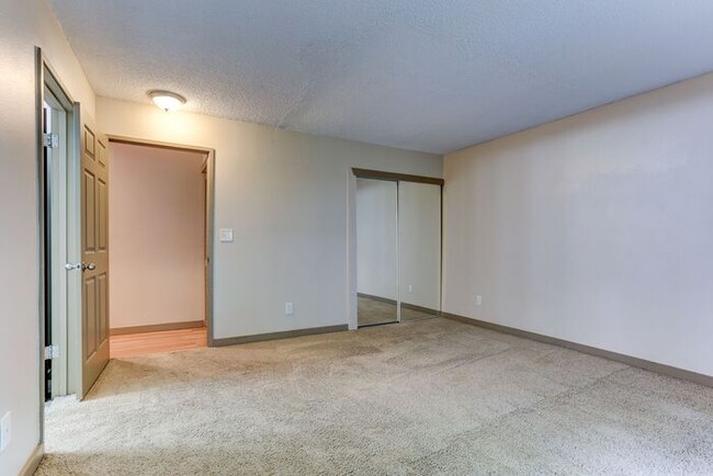 Building Photo - HUGE 1bed/1bath Downtown Living Available ...
