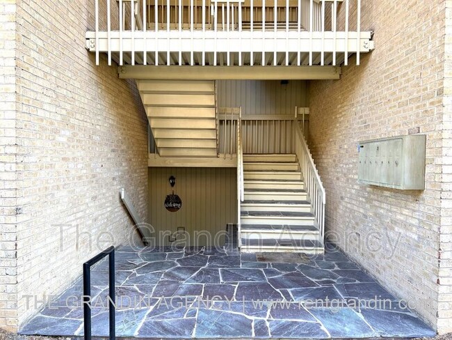 Building Photo - 5260 Crossbow Cir