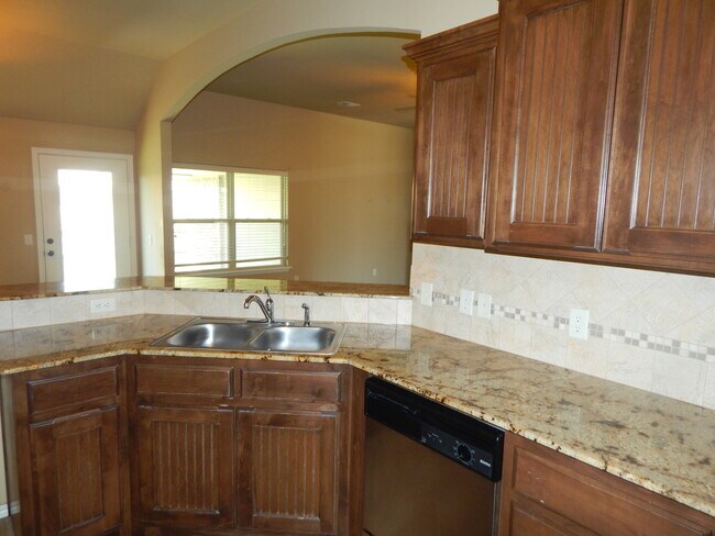 Building Photo - 3 bedrooms + 2 bathrooms + Study + Edmond Schools + Silverhawk Addition