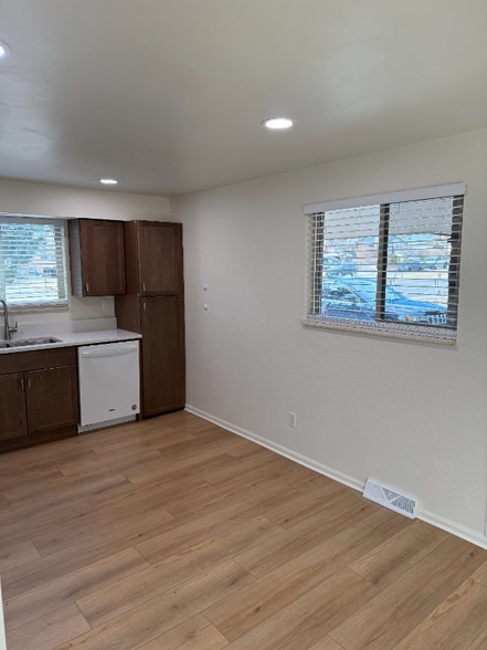 Building Photo - 5868 Newcombe Ct